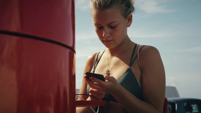 Huawei surprises beachgoers in Bondi with Mate 10-powered portable battery station