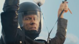 KEVIN BACON SKYDIVES IN NEW EE CAMPAIGN SHOWING THE NATION IT CAN COUNT ON EE WITH STAY CONNECTED DATA